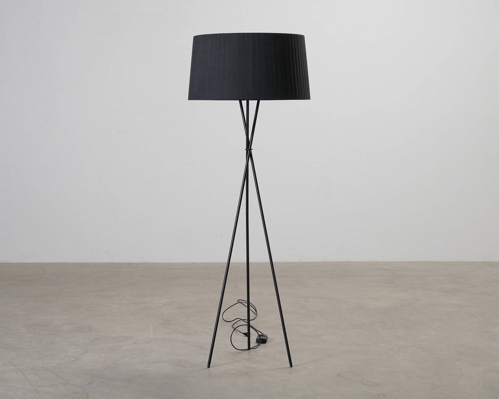 Stant & Cole Tripode G5 golvlampa svart