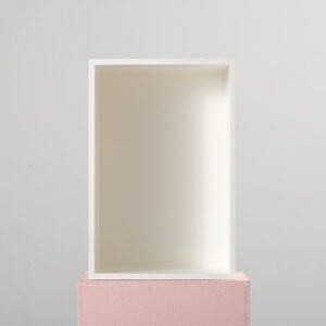 Vägghylla i trä vit