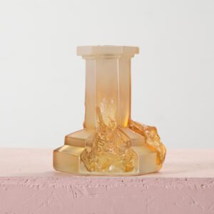 Kosta Boda Rocky Baroque ljusstake bärnsten