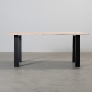 Matbord med asymmetrisk bordsskiva