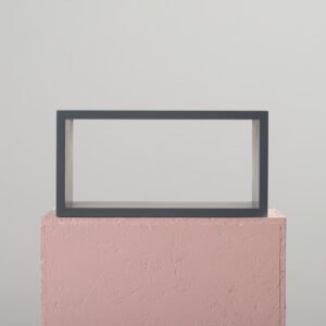 Vägghylla i trä mörkgrå