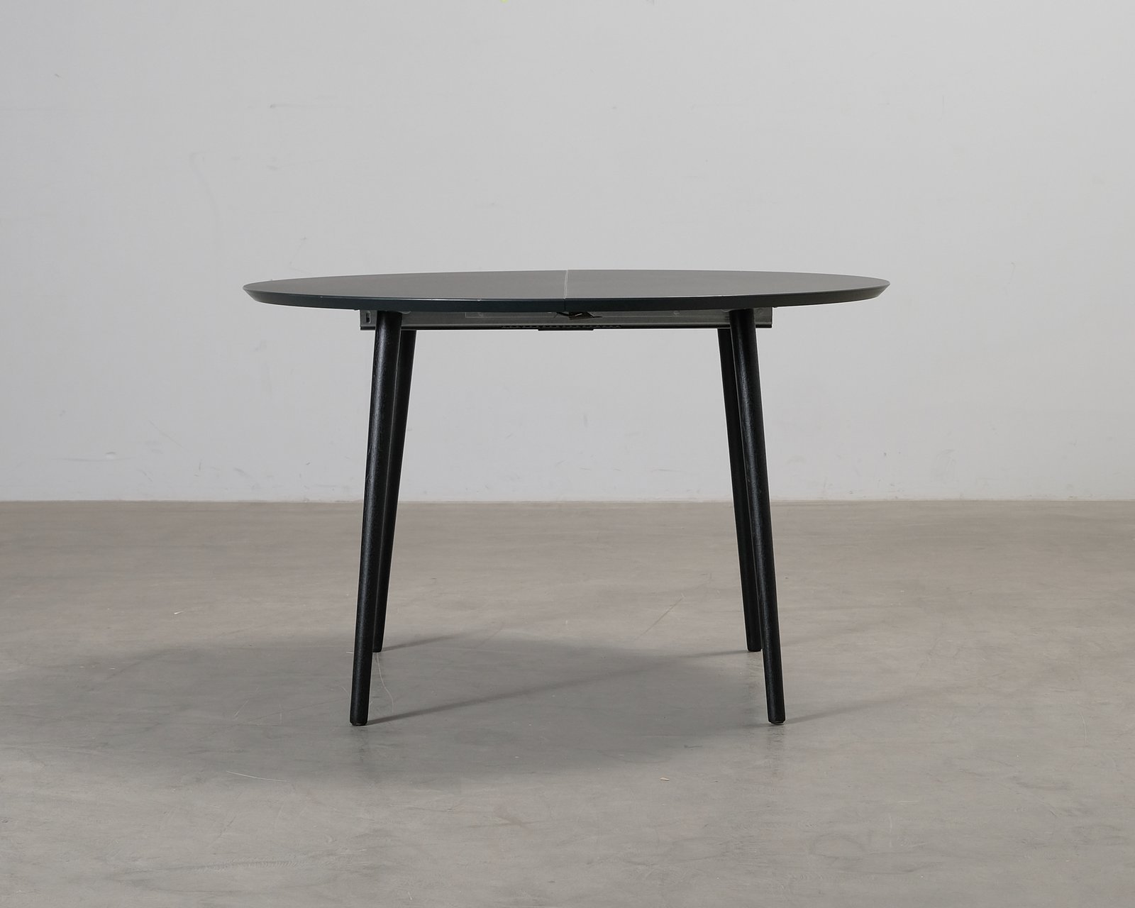 Sofacompany Amelia förlängningsbart matbord ø 120-170 cm svart