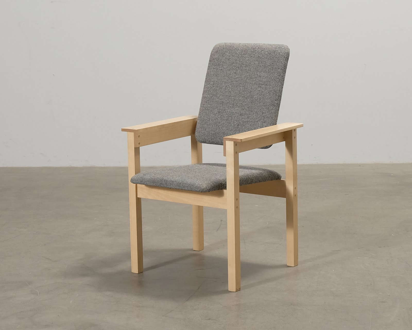 Yrjö Wiherheimo Saari stol grå