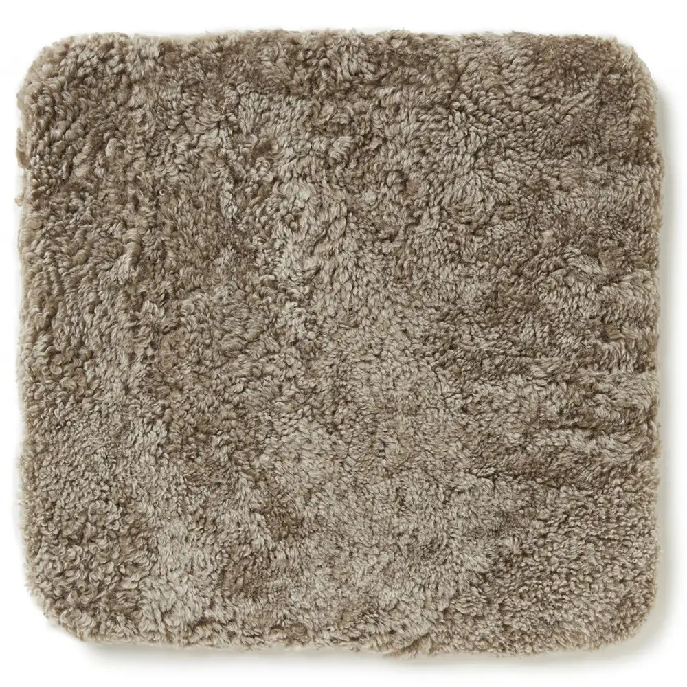 Skinnwille, Sittdyna Curly PAD Light Brown 40x40 cm