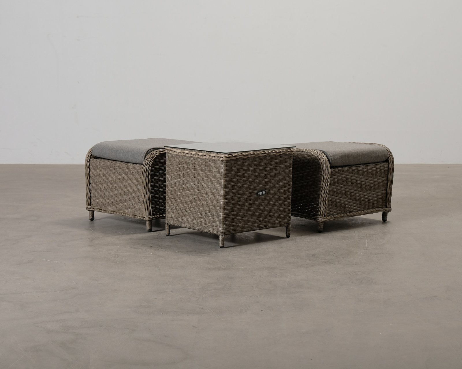 Utemöbelset inkl. 2 fotpallar och soffbord