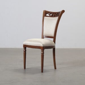 Matstol i trä och beige sits