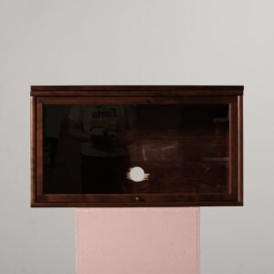 Boknäs vitrin med glasdörr och övre sockel